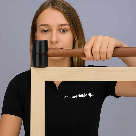 Vrouw zet een spieraam in elkaar met een rubberen hamer – online-schilderij.nl