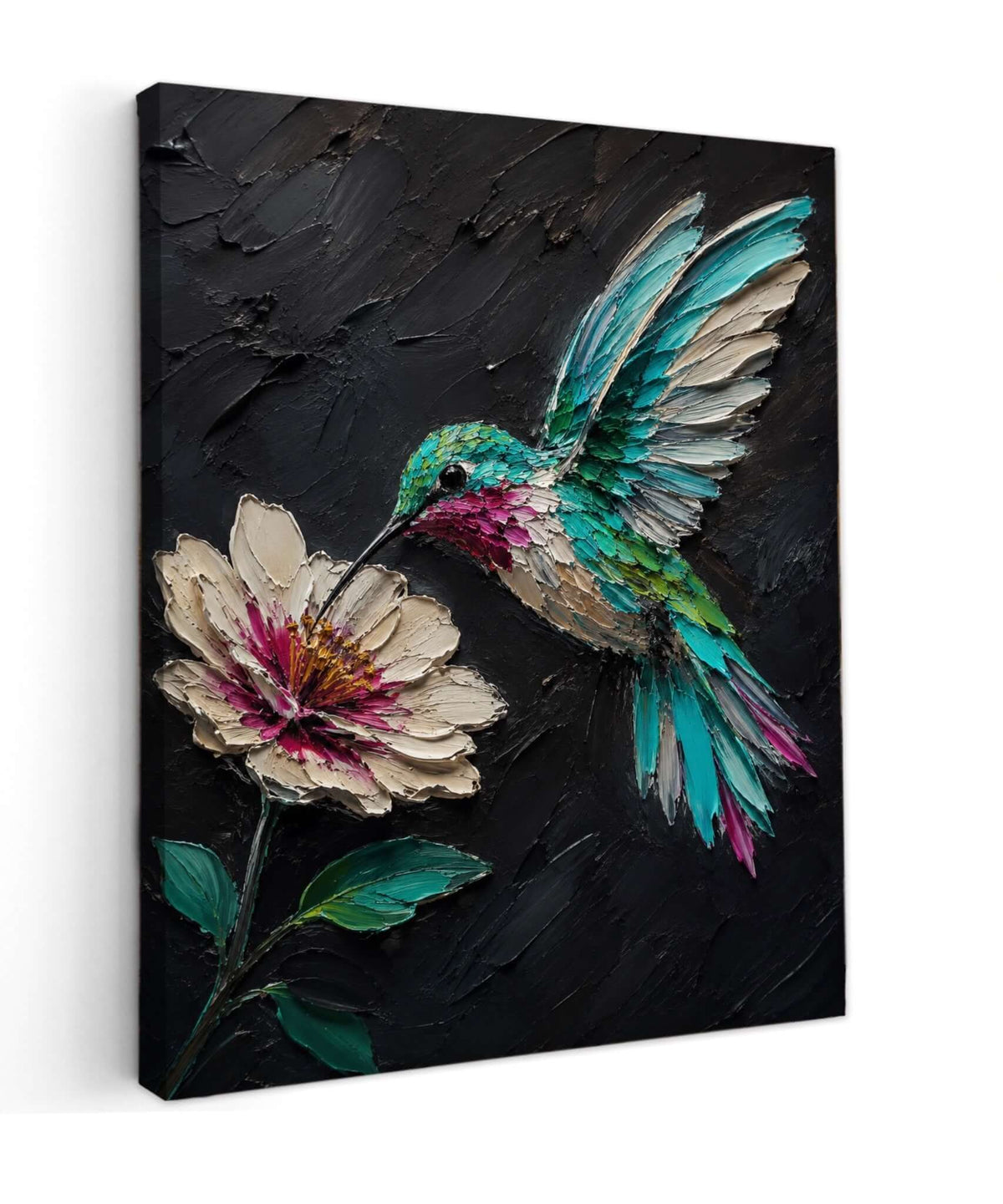 Canvas schilderij met een turquoise en roze kolibrie bij een crèmekleurige bloem tegen een zwarte achtergrond