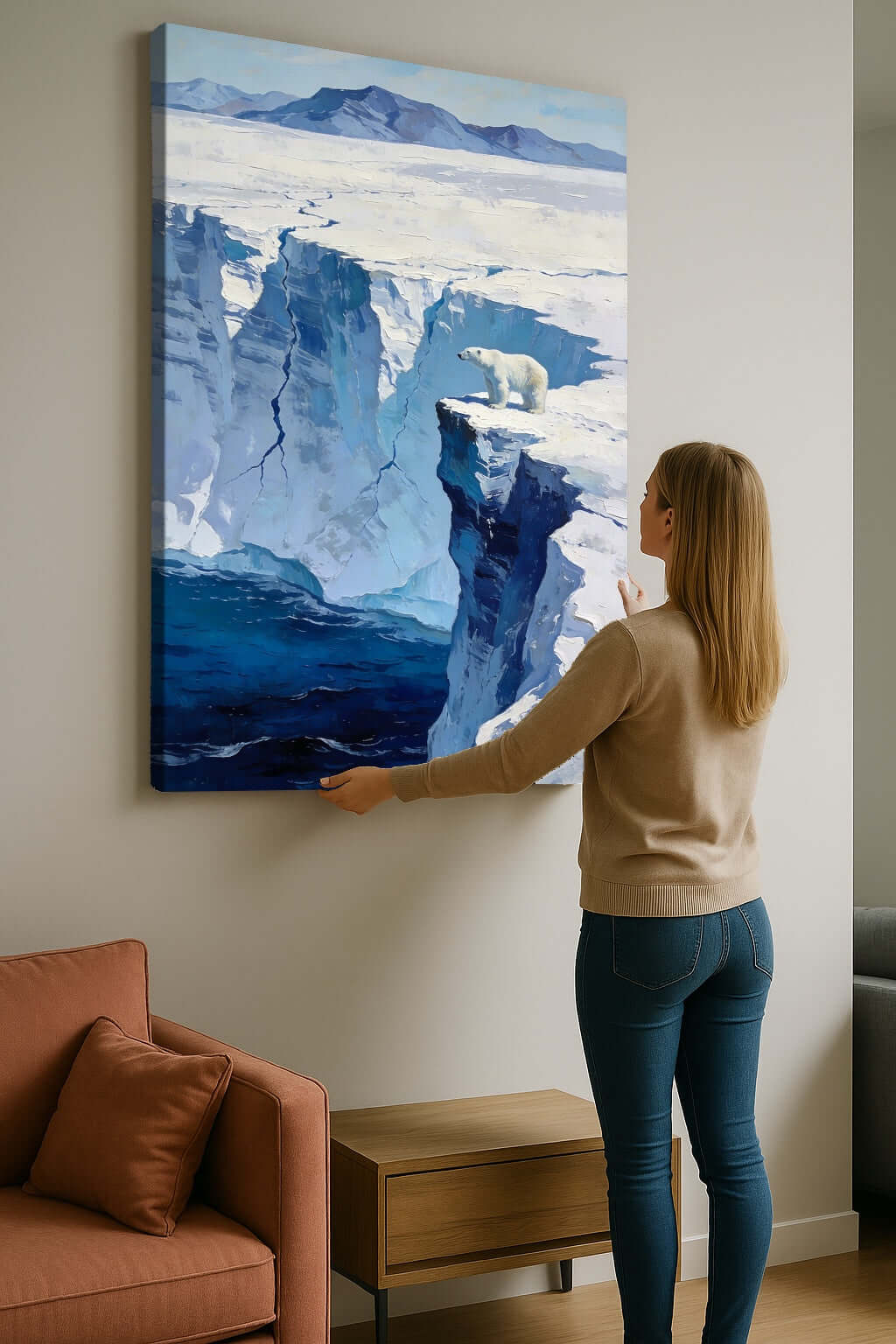 Canvas Schilderij Polar Bear Cliff Edge Kunst boven een vrouw die het schilderij bewondert in een eigentijdse woonkamer.