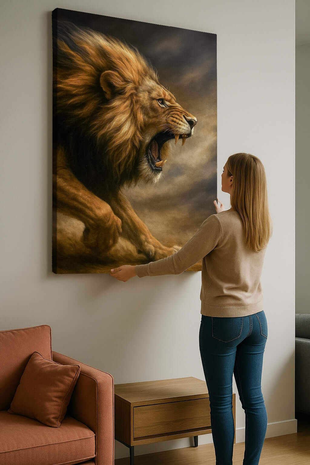 Canvas Schilderij De Leeuw Ontwaakt, vrouw hangt groot schilderij met leeuw aan de muur in moderne ruimte.