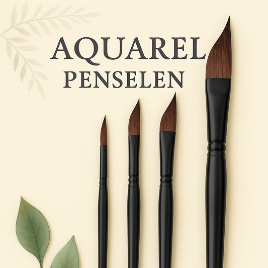 Aquarelpenselen Set met vier aquarelpenselen in verschillende maten op een lichte achtergrond.