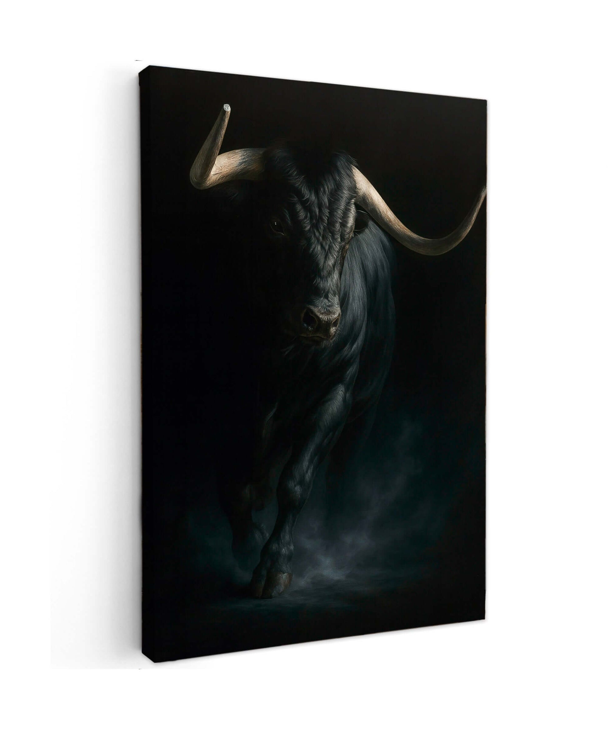 Canvas schilderij Ongetemde Energie met realistische zwarte stier in donkere dramatische omgeving