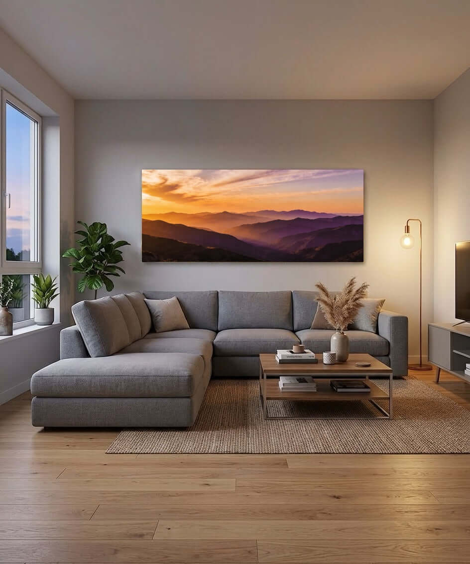 Canvas Schilderij Panoramisch Berglandschap in modern interieur met bank en planten.