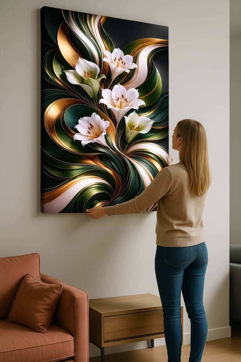 Vrouw bewondert het Luxe Gouden Lelies Canvas Schilderij aan de muur, met bloemen en abstracte groene elementen.