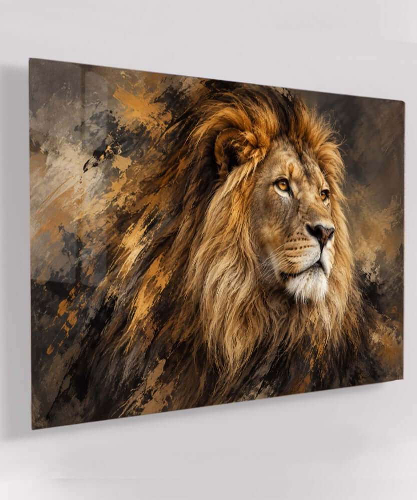 Glasschilderij leeuw in goudtinten – Kracht in Stilte op acrylglas, liggend weergegeven aan de muur